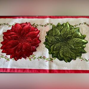 CHRISTMAS POINSETTIA SALAD DESSERT PLATES • (4) RED AND GREEN